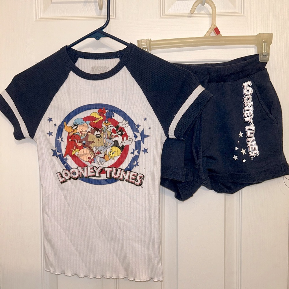 Looney Tunes Women’s Pajama Set, T-shirt and shorts - Size XS (1)